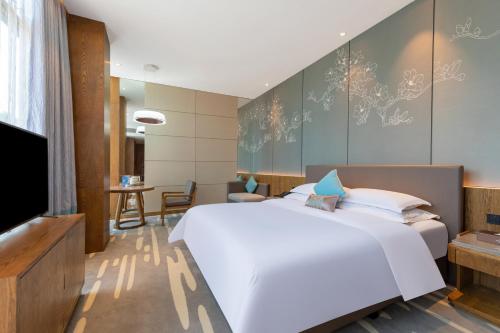 Deluxe King Room image 3