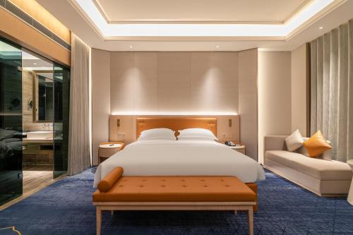 Deluxe King Room image 5