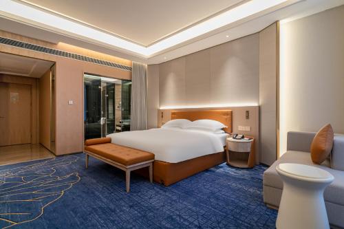 Deluxe King Room image 6