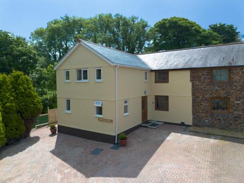 Chy Lowen, Treluswell, Penryn