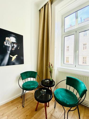 Budget Private Rooms in 8-Bedroom Apartment with Terrace 3