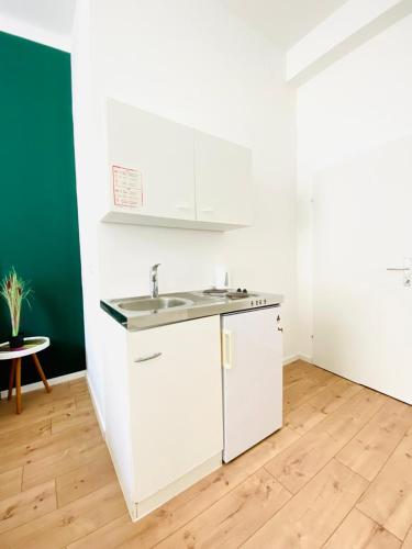 Budget Private Rooms in 8-Bedroom Apartment with Terrace 2