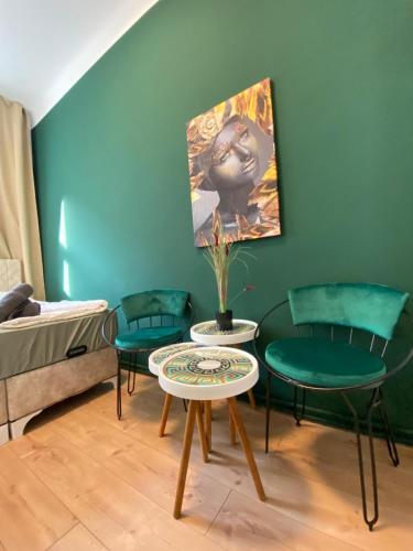 Budget Private Rooms in 8-Bedroom Apartment with Terrace 3