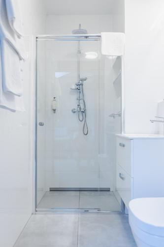 Twin Room image 5