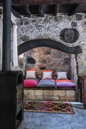 1 queen bed, 1 sofa bed