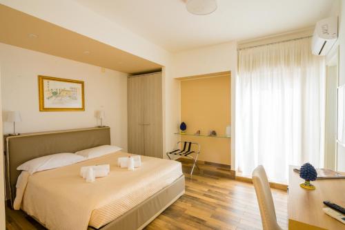 Deluxe Double Room image 6