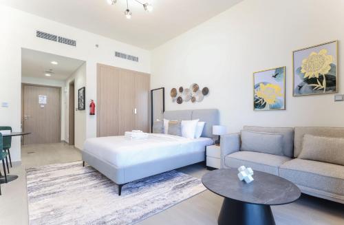 Elite LUX Holiday Homes - Modern Marvel – Sleek Studio in Azizi Riviera - image 2