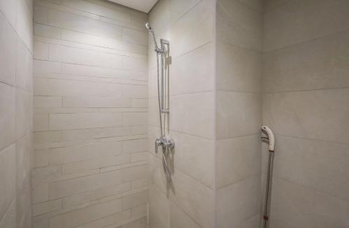 Elite LUX Holiday Homes - Modern Marvel – Sleek Studio in Azizi Riviera - image 14