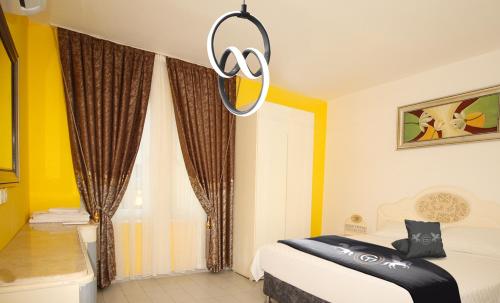 1 queen bed, 2 twin beds, 1 sofa bed