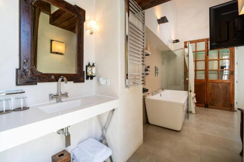 V... Boutique Hotel - image 3