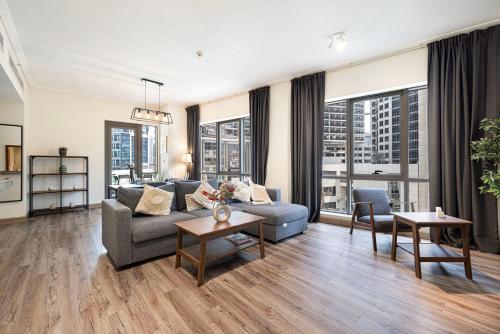 Lux 1BR,5 Min to Burj Khalifa In heart of Downtown - South Ridge Tower, Dubai (Foto 2)