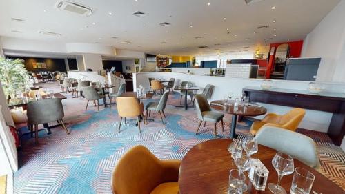 Holiday Inn Cardiff City an IHG Hotel - image 4