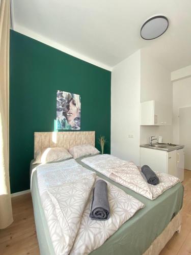 Budget 8BR Apartment with Terrace for 16 Guests, Viena