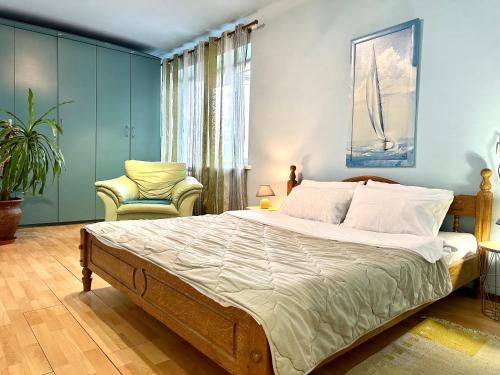 Apartments in the city centre with a coffee machine, near a park in Rovno