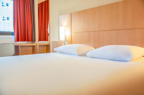1 double bed, 2 twin beds