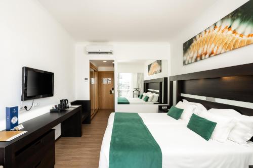 Superior Room with Side Sea View  image 2