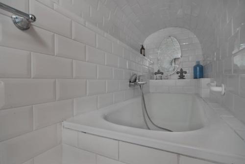 Classy Bourgeois - Chic 2 Bedroom Apt in Le Marais - image 17