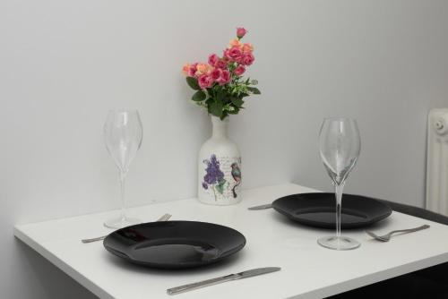 Brand New Pagrati Apt Modern Comfort - image 9
