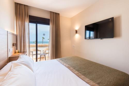 Standard Single Room with Side Sea View image 3