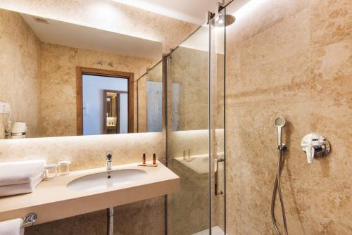 Standard Single Room with Side Sea View image 5