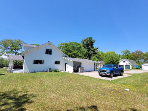 Oscoda Hilltop Haven - Great Location Near Beach! in Oscoda, USA