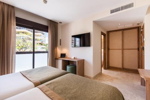Double or Twin Room image 3