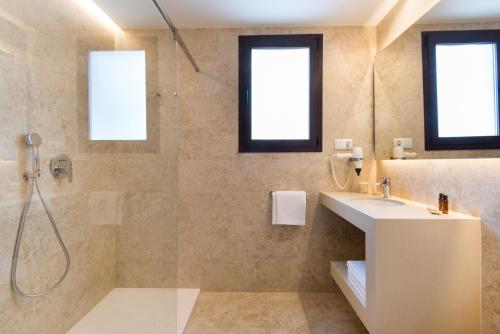 Double or Twin Room image 5