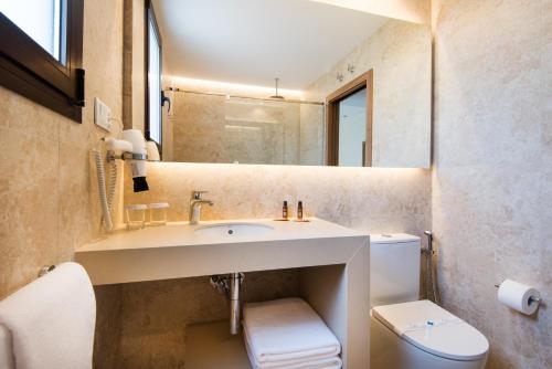 Double or Twin Room image 4
