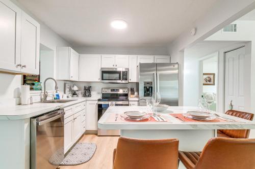 3 Mi to Three Sisters Springs Home with Game Room in Crystal River, USA