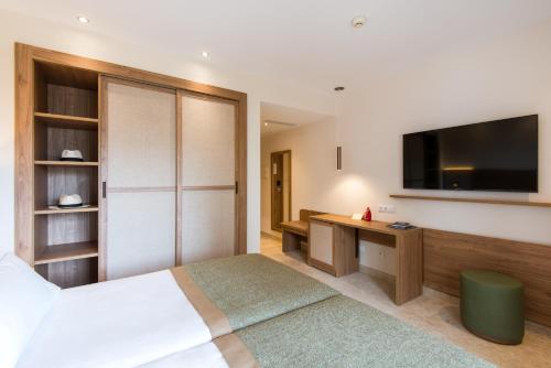 Double or Twin Room with  Side Sea view image 4