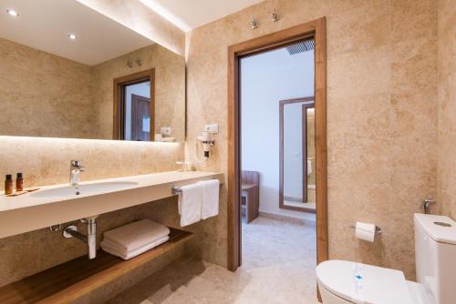 Double or Twin Room with  Side Sea view image 7
