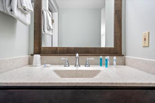 The Lighthouse Inn & Suites The Lighthouse Inn & Suites