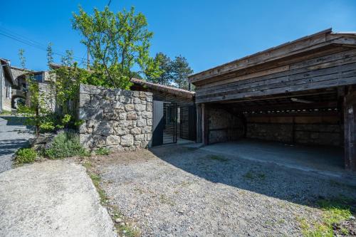 A szálláshely kívülről, Eza - Gîte pour 6 voyageurs avec jardin (Eza - Gite pour 6 voyageurs avec jardin) in Mercuer