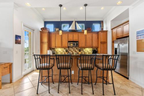 NEW Cearra Del Ray Townhome Pool Close to Beach Access in New Smyrna Beach, USA