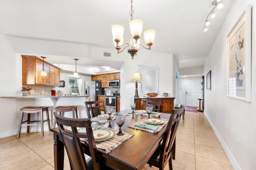 Pet-Friendly Paradise: Close to Pool Beach Access OW17-406 in New Smyrna Beach, USA