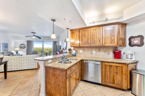 Pet-Friendly Paradise: Close to Pool Beach Access OW17-406 in New Smyrna Beach, USA