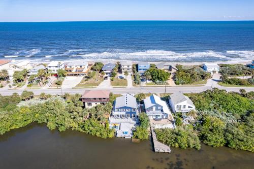 A Fishermans Dream Riverfront Retreat with Dock Only a 3-minute walk to beach 5906S in New Smyrna Beach, USA