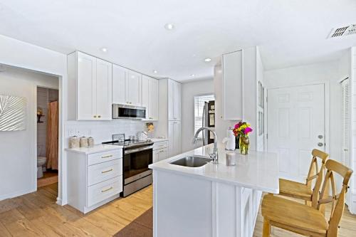 Beachside Elegance: Pool Spa Luxury Retreat Sun Beach Club 888 in Edgewater, USA
