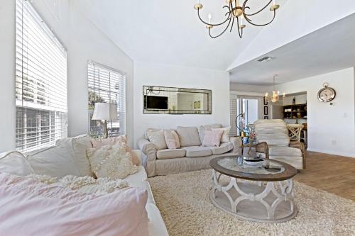 Beachside Elegance: Pool Spa Luxury Retreat Sun Beach Club 888 in Edgewater, USA