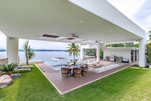 Hermosa casa junto al lago con infinity pool & jacuzzi in Tequesquitengo, Mexico