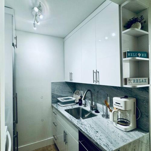 Konyha, BRAND NEW! Lovely 1 Bedroom with Pool by the Beach in Key Biscayne (FL)