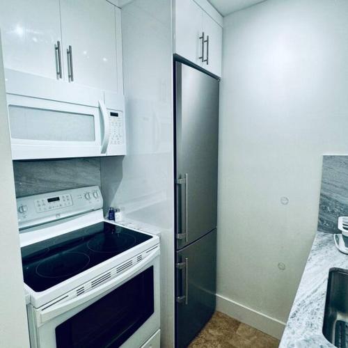 Konyha, BRAND NEW! Lovely 1 Bedroom with Pool by the Beach in Key Biscayne (FL)