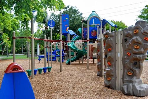 Játszótér, BRAND NEW! Lovely 1 Bedroom with Pool by the Beach in Key Biscayne (FL)