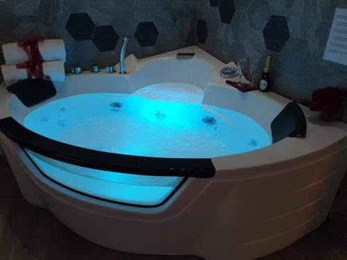 Double Room with Spa Bath image 10