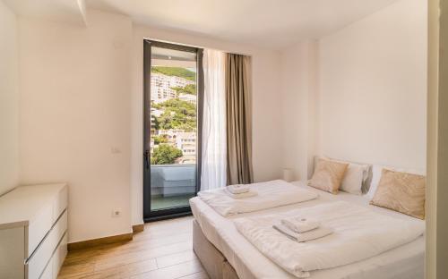 Apartment with Side Sea View image 10