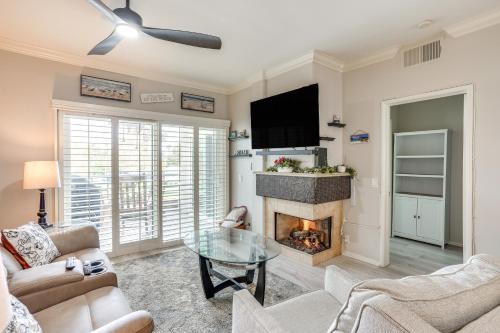 Huntington Beach Condo with Pool Less Than 1 Mi to Pier! in Huntington Beach, USA