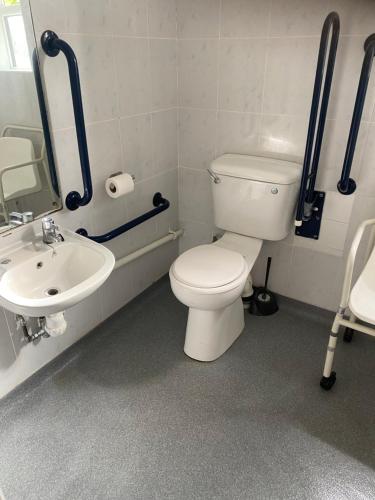 Twin Room - Disability Access image 6