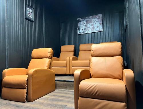 5 min from Dollywood 14ft swim spa PS4 Cinema Room Hot Tub in Pigeon Forge, USA