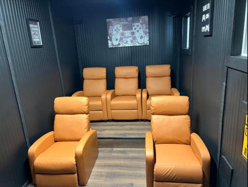 5 min from Dollywood 14ft swim spa PS4 Cinema Room Hot Tub in Pigeon Forge, USA