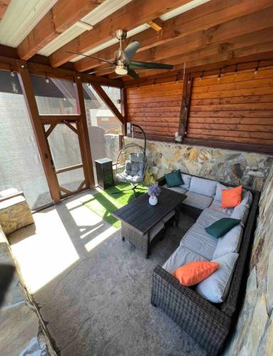 5 min from Dollywood 14ft swim spa PS4 Cinema Room Hot Tub in Pigeon Forge, USA